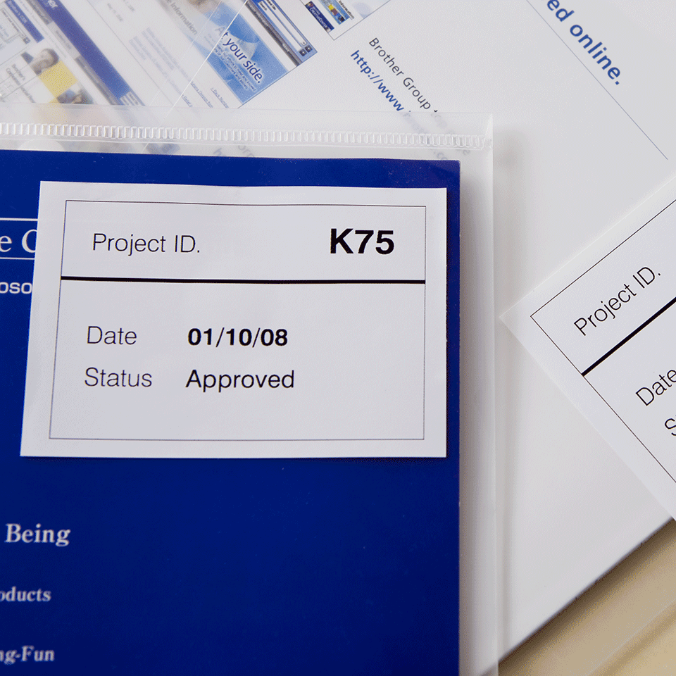 Rotolo di etichette di carta a lunghezza continua con adesivo rimovibile originale Brother DK-44205 – Nero su bianco, 62 mm 3